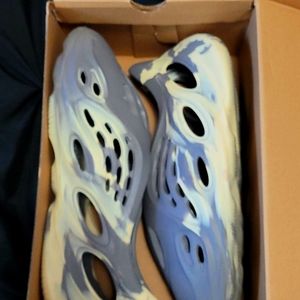 Yeezy Adidas Foams lightly used Mens sz 10